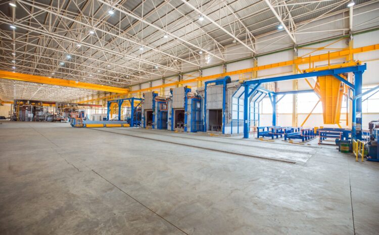 fours-metalliques-dans-grande-usine-equipements-lourds-scaled
